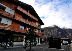 Nira Montana il nuovo abergo a 5 stelle a La Thuile. Dotato di centro benessere e ristorante è uno dei punti di riferimento per chi cerca il comfort di un albergo di lusso, senza rinunciare ...