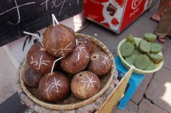 Noci di cocco e fiori di Loto a Zhouzhuang in Cina