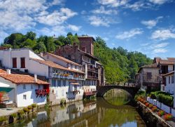 Uno scorcio del borgo di Saint-Jean- Pied- de- Port, nord Pirenei (Francia). Si tratta del punto di partenza ufficiale del Cammino francese. 62499358