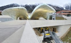 Nordkettenbahnen a Innsbruck (Austria): da qui parte la funicolare che collega il centro città con le montagne che sovrastano la capitale del Tirolo - © jordache / Shutterstock.com ...
