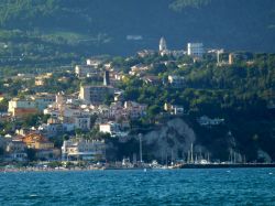 Numana e Sirolo visti dalla spiaggia di Marcelli