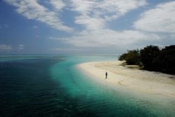 Nuova Caledonia: una splendida immagine dall'alto di un pescatore a Ouve. 
