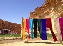 I colori dell'Oasi di Tamerza, una delle oasi di montagna della Tunisia centrale, non distante da Tozeour - © www.tunisiaturismo.it

