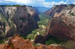 L'Observation Point del Zion National Park (Utah, USA) è un belvedere sensazionale. Il sentiero per raggiungerlo è piuttosto lungo... ma la veduta finale ripaga ampiamente ...