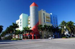Ocean Drive, centro commerciale Art Deco Miami Beach: negli Stati Uniti sono nati i primi centri commerciali, e non stupisce vedere come a Miami Beach ne possa esistere uno in stile art déco ...