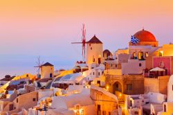 Oia a Santorini: l'isola di Thira al tramonto è uno dei luoghi più suggestivi delle Cicladi, anche per la sua posizine isolata e rialzata sull'Egeo. Siamo in Grecia e i ...