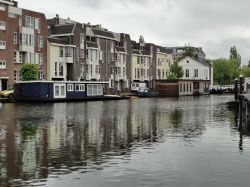 Olanda, una House boat in un canale a Leiden