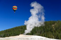 Old Faithful (Vecchio Fedele) il famoso geyser nel Parco di Yellowstone, Wyoming - © Gary Fotolia.com