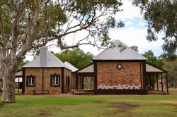 Il primo insediamento di Alice Springs, la Old Telegraph Station - Il ritrovamento di una pozza d'acqua permanente, lungo il Todd River, suggerì la costruzione del primo insediamento ...