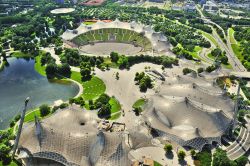 Olympiapark Monaco. Il parco venne eretto nel 1972, per ospitare i Giochi Olimpici. Lo stadio è quello dove giocava il Bayern, ora sostituito come stadio dalla scintillante Allianz Arena, ...