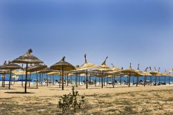 Ombrelloni sullesclusiva spiaggia di Hammamet in Tunisia - © Brendan Howard / Shutterstock.com