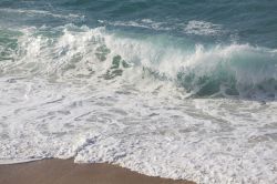 Le Onde potenti dell' Egeo a Icaria in Grecia, durante una fase di vento Meltemi da nord-est - © Portokalis / Shutterstock.com