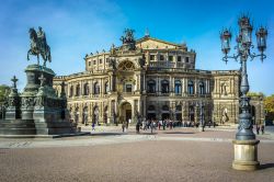 Opera di Dresda e Statua equestre Re Giovanni di Sassonia in centro alla capitale della Sassonia (Germania) - © Wolfgang Zwanzger / Shutterstock.com