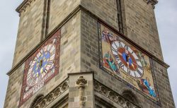 Orologio della Chiesa Nera di Brasov, Romania - Biserica Neagra, ovvero Chiesa Nera, è da sempre il simbolo più conosciuto della città di Brasov oltre che la più ...