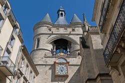 L'Orologio della  Grosse Cloche, una delle porte d'accesso a Bordeaux in Francia - © Anibal Trejo / Shutterstock.com