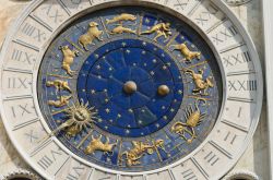 Orologio con lo Zodiaco a Venezia, torre dell'Orologio in Piazza San Marco. L'orologio fa parte della torre che ospita i due mori sulla cima dell'edificio, incaricati dei rintocchi ...