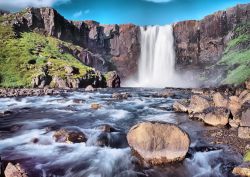 Paesaggio d'Islanda: una grande cascata - Leksele ...