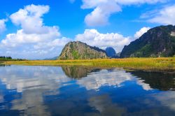 Paesaggio della Riserva Naturale di Van Long, Ninh Binh, Vietnam: è un territorio paludoso a poco più di 20 km dalla città di Ninh Binh, ideale per rilassarsi con un'escursione ...