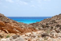 il brullo paesaggio e l'attraente mare di Lampedusa, arcipelago delle isole  Pelagie, al centro del Mediterraneo - © gabrisigno / Shutterstock.com