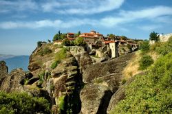 Il magico paesaggio di Meteora, ed uno dei suoi famosi monsteri della Grecia - © Diletta Mercatali