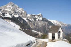 Paesaggio invernale a Engelberg, Svizzera - Comune svizzero del cantone Obwalden, Engelberg ospita sul suo territorio poco più di 3500 abitanti. Dalla sua posizione nei pressi del monte ...