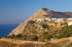 Paesaggio selvaggio sull'isola di Folegandros ...