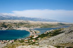 La città di Pag (Pago) in Croazia: vista del sottile istmo dell'isola della Dalmazia settentrionale - © Shestakoff / Shutterstock.com