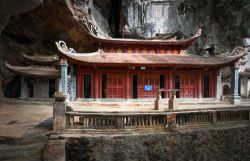 Pagoda di Bich Dong, Ninh Binh, Vietnam: il sistema di templi ha un'origine molto antica; risale infatti al 1428. Nelle pagode si trovano statue ed incensi che rendono l'atmosfera davvero ...