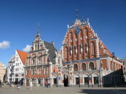 Palazzi in centro a Riga capitale della Lettonia (Repubbliche Baltiche). in primo piano la Casa delle Teste Nere (Melngalvju nams) che risale al 14° secolo - © Peter Zachar / Shutterstock.com ...