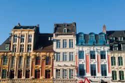 I palazzi storici che s'affacciono nella Grand Place, la piazza centrale di Lille, Francia. Le facciate degli antichi edifici signorili impreziosiscono il cuore storico di questa città ...