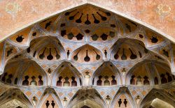 Gli stucchi all'interno del Palazzo Ali Qapu a Isfahan in Iran - © Artography / Shutterstock.com 