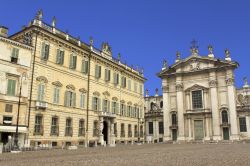 Palazzo Bianchi e la Cattedrale di San Pietro: siamo in Piazza Sordello a Mantova, Lombardia - © Antonio Abrignani / Shutterstock.com