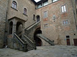 Ingresso di Palazzo Casali, Cortona  - Da Piazza della Repubblica si può accedere alla vicina Piazza Signorelli dove si affaccia uno degli edifici simbolo del borgo di Cortona. Tappa ...