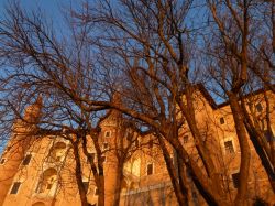 Il tramonto colora il Palazzo Ducale dal Giro dei Torricini