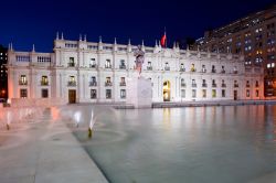 Il Palazzo Presidenziale (Palacio de la Moneda) a Santiago del Cile. Fu eretto in stile neoclassico dall'architetto Joaquin Toesca - © Tifonimages / Shutterstock.com