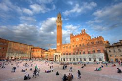 Il Palazzo Comunale di Siena affiancato dalla Torre del Mangia, in Piazza del Campo. Venne fatto costruire dal Governo dei Nove della Repubblica di Siena tra il 1297 e il 1310, e all'interno ...