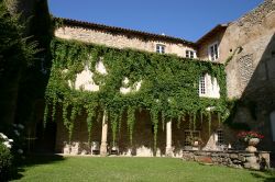 Coorte interna di un palazzo del centro storico Mirepoix, ora adibito a ristorante. Questa ridente località dell'Ariege si trova nel sud della Francia - © Tourisme de Mirepoix ...