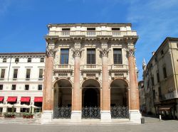 Il palazzo del Capitaniato di Vicenza, detto anche Loggia del Capitanio o Loggia Bernarda, fu progettato da Andrea Palladio in età rinascimentale, a partire dal 1565, e ancora oggi si ...