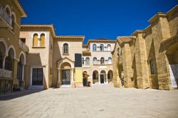 Palazzo del Vescovo a Nicosia: ci troviamo nella capitale di Cipro, la grande isola del Mediterraneo orientale - © Anilah / Shutterstock.com