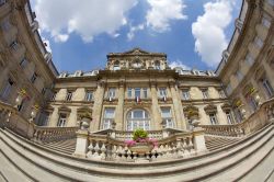 Il monumentale Palazzo della Prefettura a Lille, Francia. Antistante il Palais des Beaux Arts, l'antico edificio neoclassico che ospita la prefettura si presenta con un'ampia scalinata ...