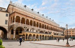 Scorcio di piazza delle Erbe con vista sul prospetto principale del palazzo della Ragione a Padova - © eFesenko / Shutterstock.com 