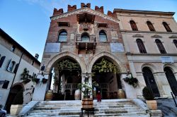 Il Palazzo di Giustizia a Soave: l'edificio con loggia del 15 secolo si trova in Piazza Antenna. Ospita una enoteca al piano terra ed uffici pubblici al piano superiore