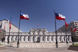 Palazzo della Moneda a Santiago, la capitale del Cile. Fu qui dentro che Allende rimase ucciso durante il colpo di stato del 1973  - © gary yim / Shutterstock.com