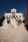 Fotografia di un tipico palazzo medievale a Rovigno in Istria (Croazia) - © lero / Shutterstock.com