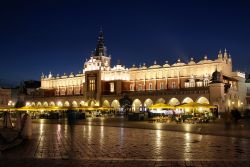Il Palazzo del mercato dei tessuti, si trova nel cuore della piazza centrale di Cracovia in Polonia - © Brzostowska / Shutterstock.com