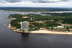 Palazzo moderno a Manaus, sulle rive del Rio Negro in Brasile  - © guentermanaus / Shutterstock.com