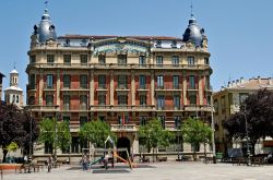 Uno degli edifici storici che si incontrano nel centro di Pamplona (Navarra, Spagna) tra le tante piazze - © Matyas Arvai / Shutterstock.com