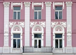 La facciata di un bel palazzo storico nel centro di Timisoara, in Romania  - © Lostry7 / Shutterstock.com