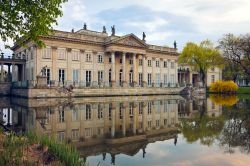 Il Palazzo sull'acqua di Varsavia. Si trova nel grande parco di Łazienki, uno dei più importanti della Polonia, che ospita altri edifici neocalssici - © PLRANG / Shutterstock.com ...