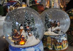 Palle di Natale con neve "automatica" in una bancarella del mercatino di Natale (Christkindlemarkt) a Salisburgo, in Austria.